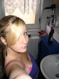 Charming blondie Emma Hix